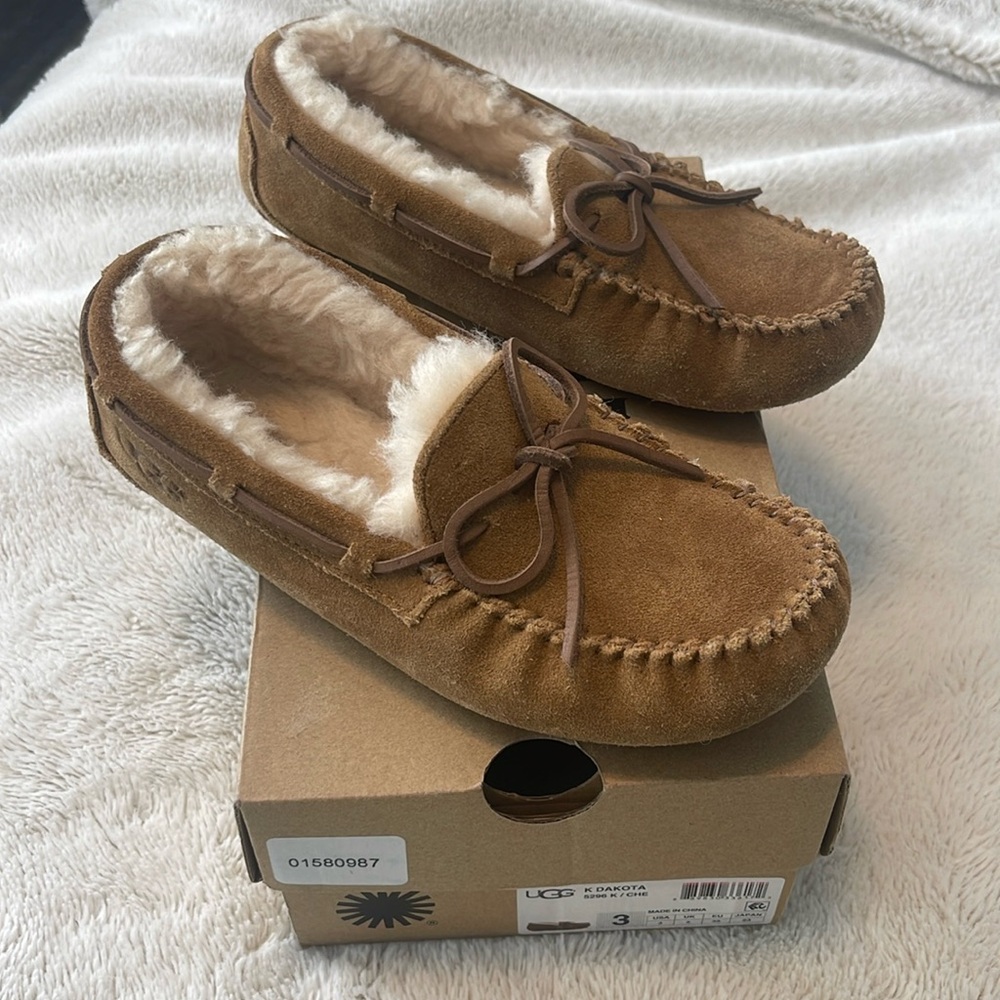 UGG Brown Suede Dakota  Moccasin Slippers size 3 worn maybe twice in box